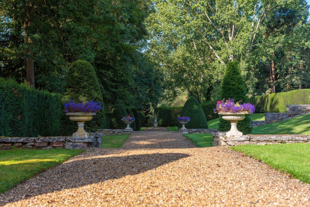 Rushton Hall Hotel And Spa Кетеринг Экстерьер фото