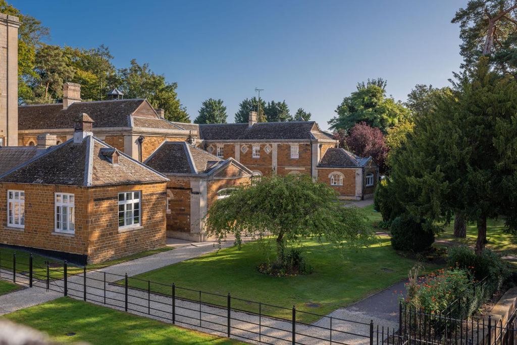 Rushton Hall Hotel And Spa Кетеринг Экстерьер фото